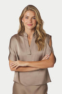 anelle-satijnen-blouse-dark-taupe-donkerbeige-neo-noir-modelfoto-vooraanzicht-1