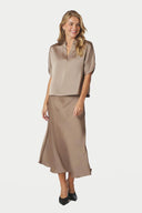 anelle-satijnen-blouse-dark-taupe-donkerbeige-neo-noir-modelfoto-vooraanzicht-2