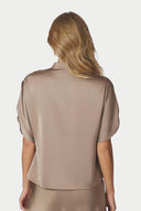 anelle-satijnen-blouse-dark-taupe-donkerbeige-neo-noir-modelfoto-achteraanzicht-1