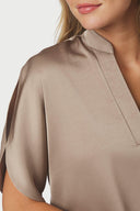 anelle-satijnen-blouse-dark-taupe-donkerbeige-neo-noir-modelfoto-detail-1