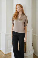 anelle-satijnen-blouse-dark-taupe-donkerbeige-neo-noir-lookfoto-vooraanzicht-1