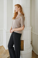 anelle-satijnen-blouse-dark-taupe-donkerbeige-neo-noir-lookfoto-zijaanzicht-1