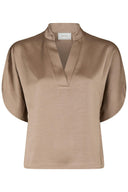 anelle-satijnen-blouse-dark-taupe-donkerbeige-neo-noir-productfoto-vooraanzicht-1