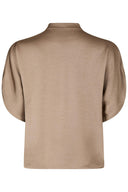 anelle-satijnen-blouse-dark-taupe-donkerbeige-neo-noir-productfoto-achteraanzicht-1