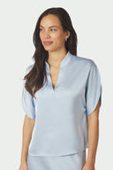anelle-satijnen-blouse-light-blue-neo-noir-modelfoto-vooraanzicht-4