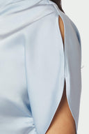 anelle-satijnen-blouse-light-blue-neo-noir-modelfoto-detail-2