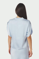 anelle-satijnen-blouse-light-blue-neo-noir-modelfoto-achteraanzicht-1