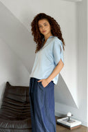 anelle-satijnen-blouse-light-blue-neo-noir-modelfoto-vooraanzicht-1