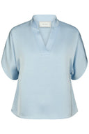 anelle-satijnen-blouse-light-blue-neo-noir-productfoto-vooraanzicht-1
