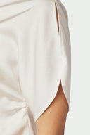 anelle-satijnen-blouse-pearl-neo-noir-modelfoto-detail-1