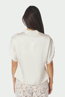 anelle-satijnen-blouse-pearl-neo-noir-modelfoto-achteraanzicht-1