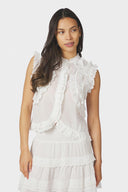 celia-ruffle-blouse-white-neo-noir-modelfoto-close-up-1
