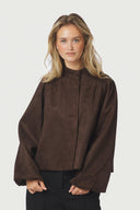 tirsa-nepleren-suede-jas-dark-brown-donkerbruin-neo-noir-modelfoto-vooraanzicht-1