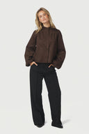 tirsa-nepleren-suede-jas-dark-brown-donkerbruin-neo-noir-modelfoto-vooraanzicht-2