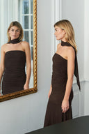 misi-mesh-jurk-brown-neo-noir-modelfoto-zijaanzicht-1