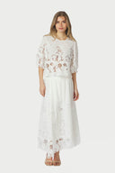 yara-maxi-rok-wit-broderie-katoen-neo-noir-modelfoto-vooraanzicht-1