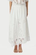 yara-maxi-rok-wit-broderie-katoen-neo-noir-modelfoto-vooraanzicht-2