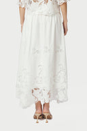 yara-maxi-rok-wit-broderie-katoen-neo-noir-modelfoto-achteraanzicht-1