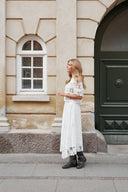 yara-maxi-rok-wit-broderie-katoen-neo-noir-lookfoto-zijaanzicht-1