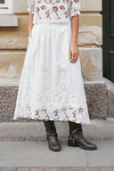 yara-maxi-rok-wit-broderie-katoen-neo-noir-lookfoto-vooraanzicht-1