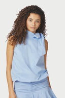 veda-poplin-halter-top-light-blue-neo-noir-modelfoto-close-up-1