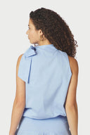 veda-poplin-halter-top-light-blue-neo-noir-modelfoto-achteraanzicht-1