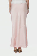 ninad-heavy-satijnen-rok-light-pink-neo-noir-modelfoto-close-up-2