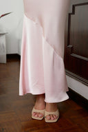 ninad-heavy-satijnen-rok-light-pink-neo-noir-modelfoto-detail-1