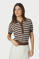 emira-gebreide-polo-top-neo-noir-dark-brown-model-vooraanzicht-1