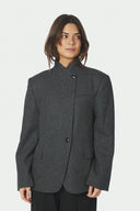 nerine-structure-twill-blazer-antracit-grijs-neo-noir-modelfoto-vooraanzicht-1