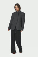 nerine-structure-twill-blazer-antracit-grijs-neo-noir-modelfoto-vooraanzicht-2