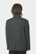 nerine-structure-twill-blazer-antracit-grijs-neo-noir-modelfoto-achteraanzicht-1