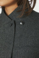 nerine-structure-twill-blazer-antracit-grijs-neo-noir-modelfoto-detail-kraag-vooraanzicht-3