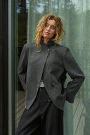 nerine-structure-twill-blazer-antracit-grijs-neo-noir-lookfoto-vooraanzicht-1