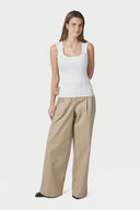 malba-solid-geklede-pantalon-broek-beige-camel-neo-noir-modelfoto-vooraanzicht-1