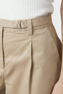 malba-solid-geklede-pantalon-broek-beige-camel-neo-noir-modelfoto-close-up-1