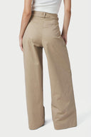 malba-solid-geklede-pantalon-broek-beige-camel-neo-noir-modelfoto-achteraanzicht-1