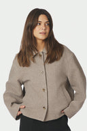 hamra-herringbone-twill-korte-mantel-jas-beige-melange-neo-noir-modelfoto-vooraanzicht-1