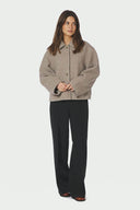 hamra-herringbone-twill-korte-mantel-jas-beige-melange-neo-noir-modelfoto-vooraanzicht-2