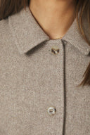 hamra-herringbone-twill-korte-mantel-jas-beige-melange-neo-noir-modelfoto-detail-1