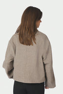 hamra-herringbone-twill-korte-mantel-jas-beige-melange-neo-noir-modelfoto-achteraanzicht-1