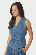 samara-denim-jeans-mouwloos-gilet-blauw-neo-noir-modelfoto-close-up-1