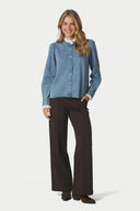 imara-denim-jeans-kanten-hemd-blouse-jeansblauw-neo-noir-modelfoto-vooraanzicht-2
