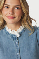 imara-denim-jeans-kanten-hemd-blouse-jeansblauw-neo-noir-modelfoto-detail vooraanzicht-3