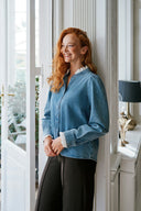 imara-denim-jeans-kanten-hemd-blouse-jeansblauw-neo-noir-lookfoto-vooraanzicht-1