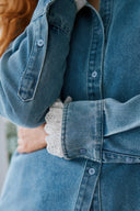 imara-denim-jeans-kanten-hemd-blouse-jeansblauw-neo-noir-lookfoto-close-up-1