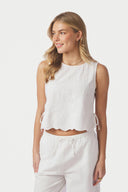 kaelin-broderie-mouwloze-top-white-neo-noir-modelfoto-vooraanzicht-1