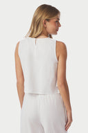 kaelin-broderie-mouwloze-top-white-neo-noir-modelfoto-achteraanzicht-1