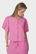 moisa-linnen-blouse-pink-neo-noir-modelfoto-vooraanzicht-1