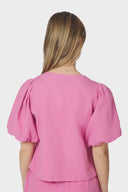 moisa-linnen-blouse-pink-neo-noir-modelfoto-achteraanzicht-1
